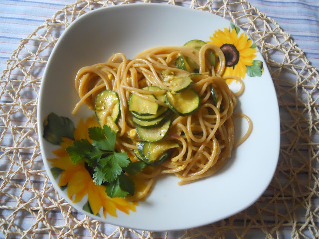 spaghetti integrali con la carbonara di zucchine e curry