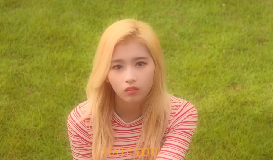 TWICE サナ、JYPの先輩2PM JUNHOの新曲「INSTANT LOVE」MVに出演...いつもとは違う大人びた表情が話題に