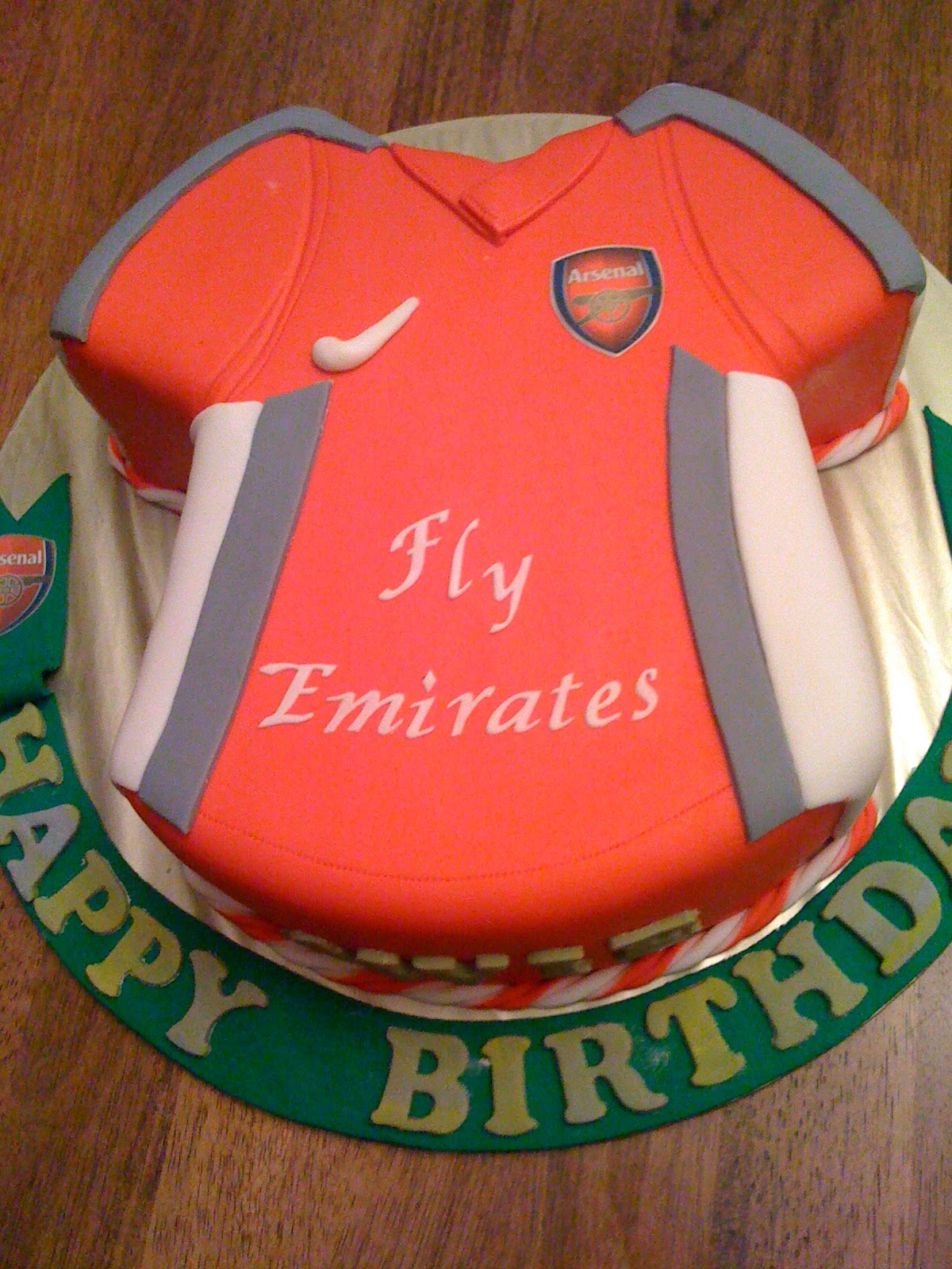 CAKE CUPBOARD Arsenal Jersey Cake plus figurines!