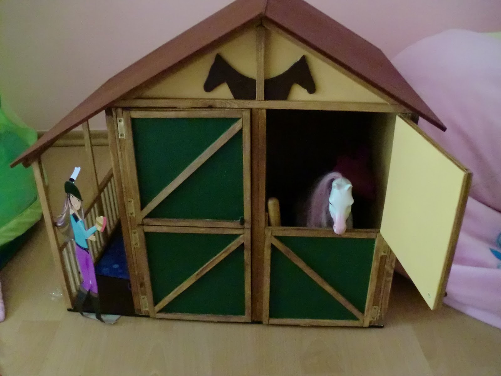 Naehoma - moni: Ein Pferdestall für Barbiepferde