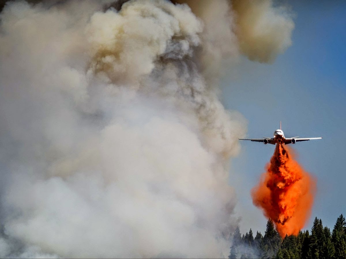 airplane-jet-red-retardant-california-wildfire.jpg
