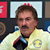 Ricardo La Volpe llega caminando al América