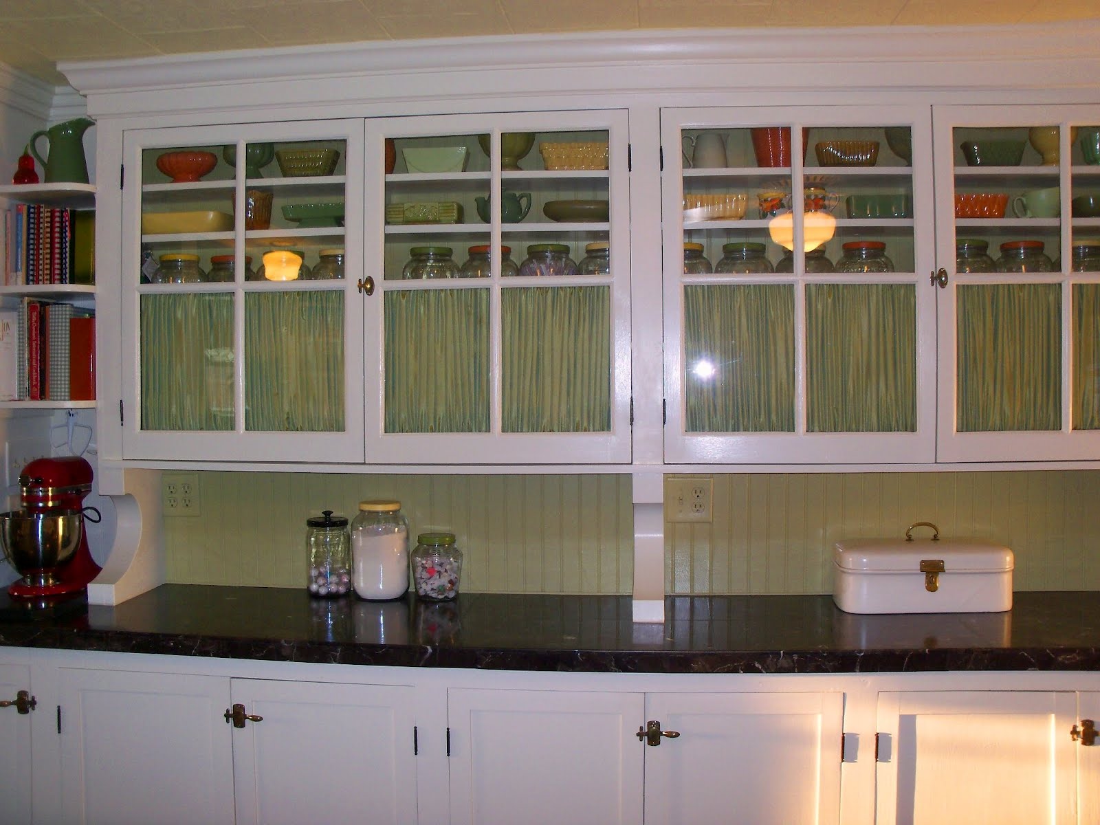 Занавески в кухонном шкафу со стеклянными дверцами