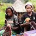 Noken yaitu tas tradisional masyarakat Papua yang dibawa dengan menggunakan kepala dan terbuat dari serat kulit kayu.