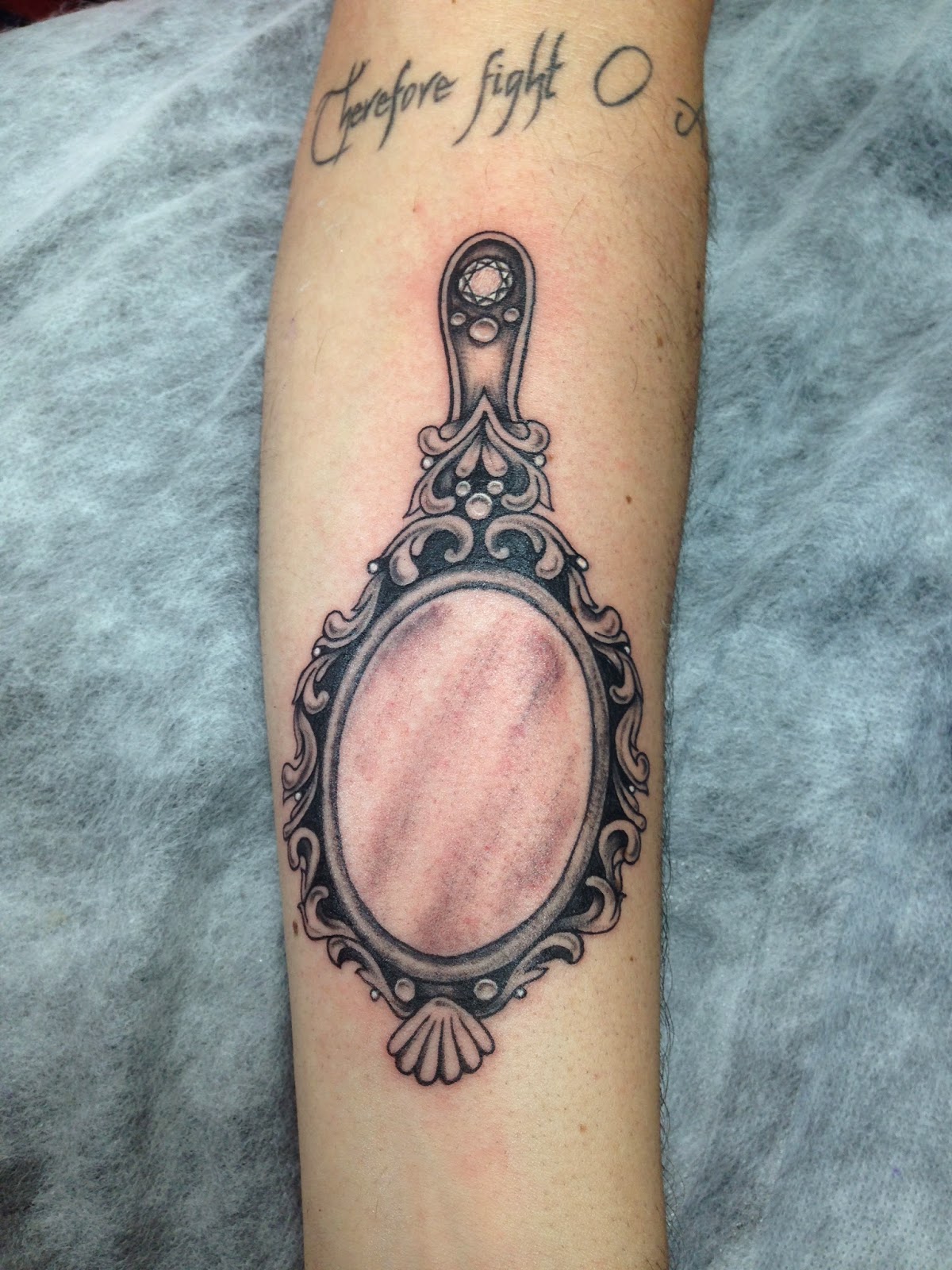Vintage ornamental hand mirror done by @_drewcortez 🎲 ⛓️⛓️A few slots  available, DM us to book with her at @kadena.de.amor .⛓️⛓️, image size:1200x1600