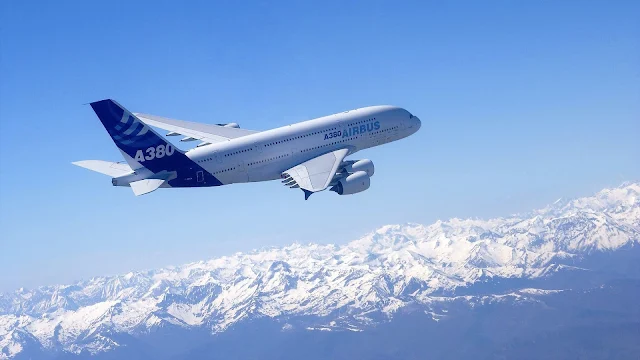 Airbus A380 hoog in de lucht