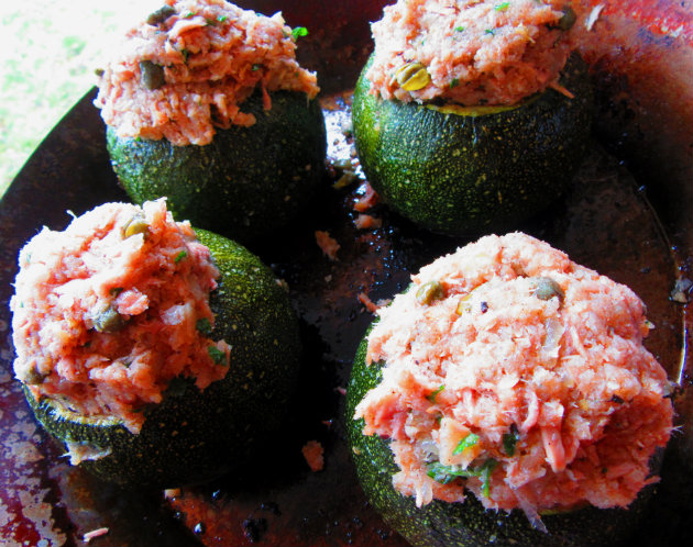 Okrugle tikvice punjene tunom 5 korak pripreme Round zucchinis stuffed with tuna by Laka kuharica: fill each zucchini with the prepared mixture.