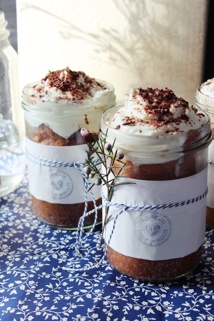 Marmorkuchen im Glas mit Orangencreme-Haube