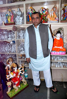 Paresh Rawal sells Ganesh idols to promote 'OMG Oh My God!'