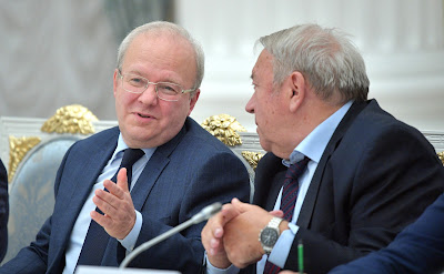 Vice Rector of Lomonosov Moscow State University Alexei Khokhlov and Director of the Russian Academy of Sciences United Institute of High Temperatures Vladimir Fortov at a meeting with members of the Russian Academy of Sciences.