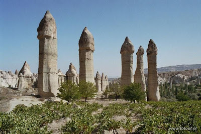 Bebatuan Raksasa Menjulang Berbentuk Menara Kastil