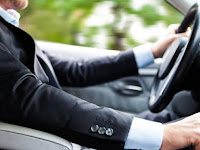 5 Kebiasaan Salah Saat Menyetir Mobil yang Sering Dilakukan