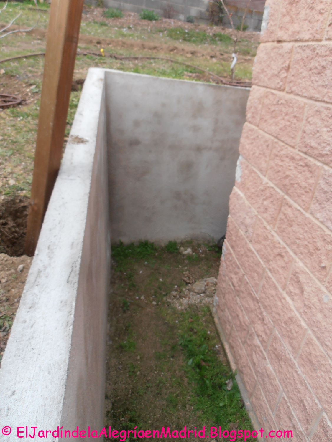 El jardín de la alegría : Instalación de una valla de madera en el