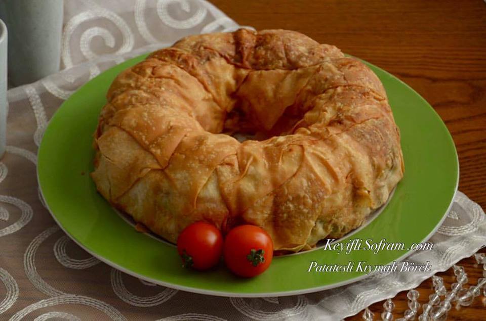 KEYİFLİ SOFRAM KEK KALIBINDA PATATESLİ KIYMALI BÖREK TARİFİ