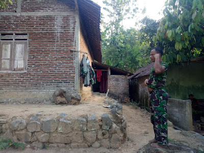 DANGKEL POHON KELAPA BAGAI ANTENA WIFI BAGI ANGGOTA SATGAS TMMD SAAT BERKOMUNIKASI DANGKEL POHON KELAPA BAGAI ANTENA WIFI BAGI ANGGOTA SATGAS TMMD SAAT BERKOMUNIKASI
