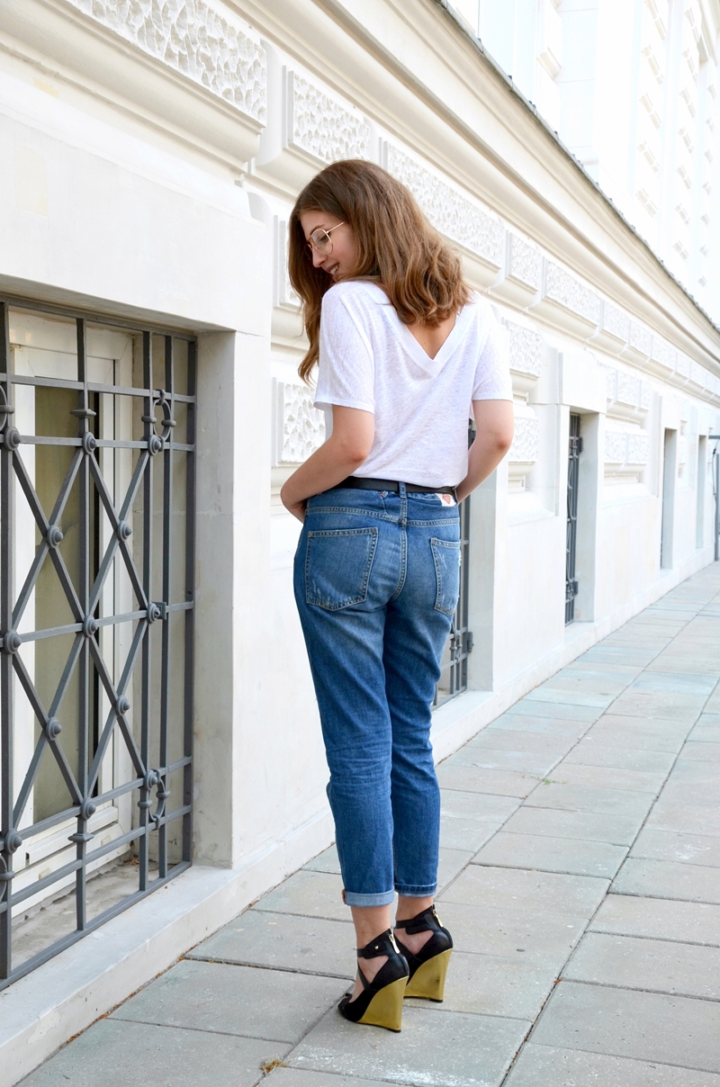 Smells_like_fashion_ripped_jeans_white_t