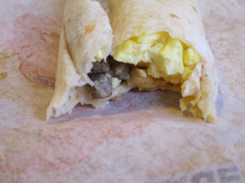 Review Taco Bell Sausage and Egg Burrito