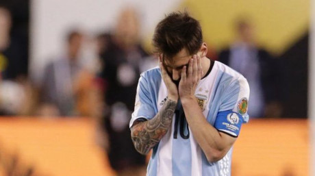 Tong thong Argentina thuyet phuc Lionel Messi o lai doi tuyen - Anh 1