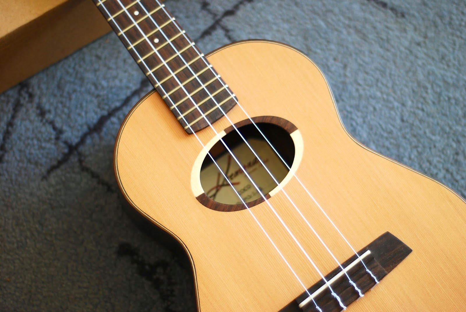 The Ukulele Site  Kremona Cedar/Rosewood (Coco Tenor)