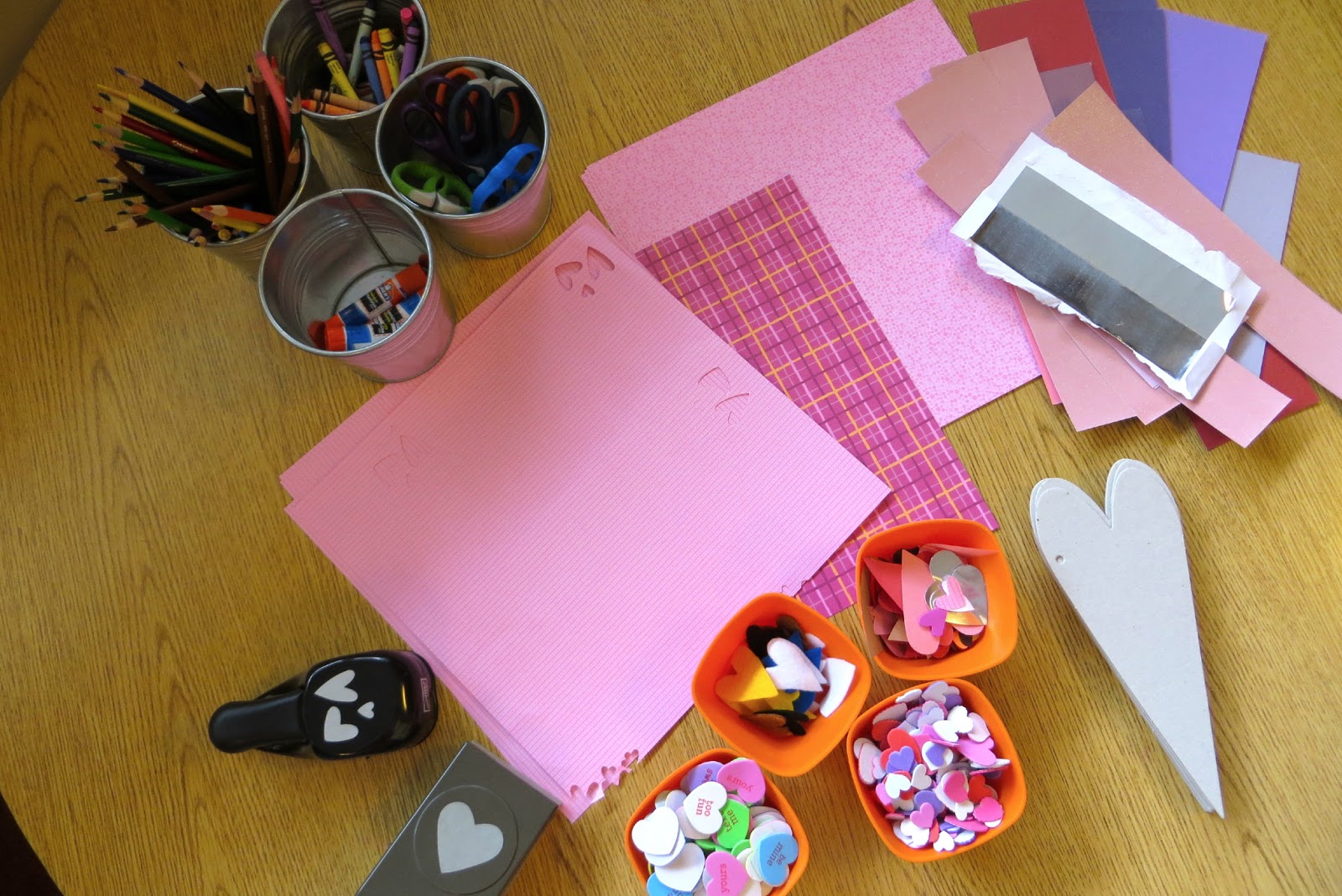 Ms. Sara's Preschool Blog: Valentines - Art Table