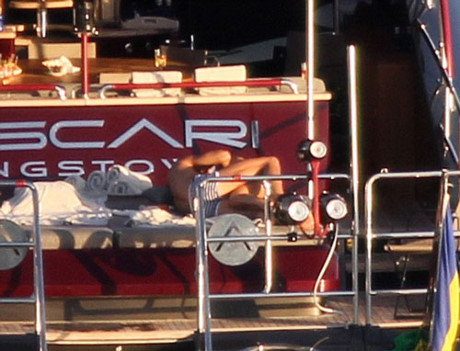 Ronaldo 'khoa moi' va mua cot ben nguoi dep 'nguc khung' - Anh 8