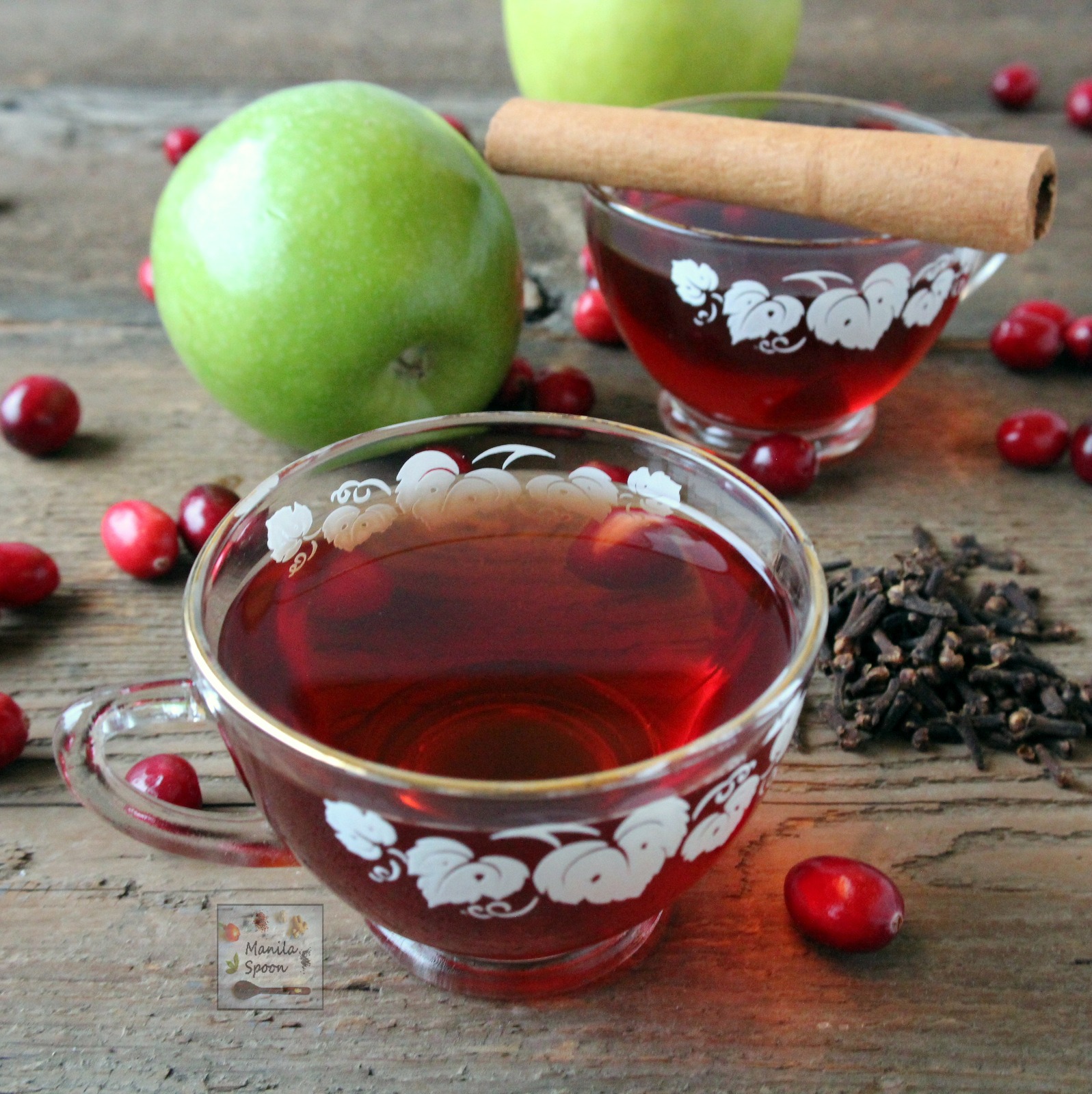 A deliciously spiced fruity cider with a mix of apple and cranberry juices and made in the slow cooker for ease and convenience. Family friendly and party-perfect! | manilaspoon.com