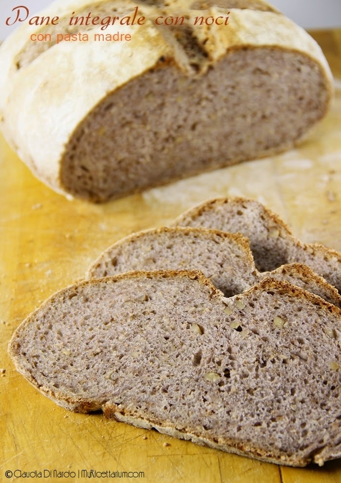 Pane integrale con noci e semi di sesamo