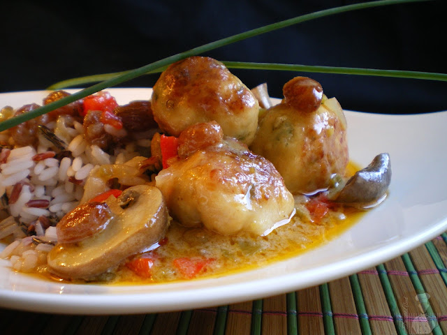 Albóndigas de pollo con salsa de coco al curry