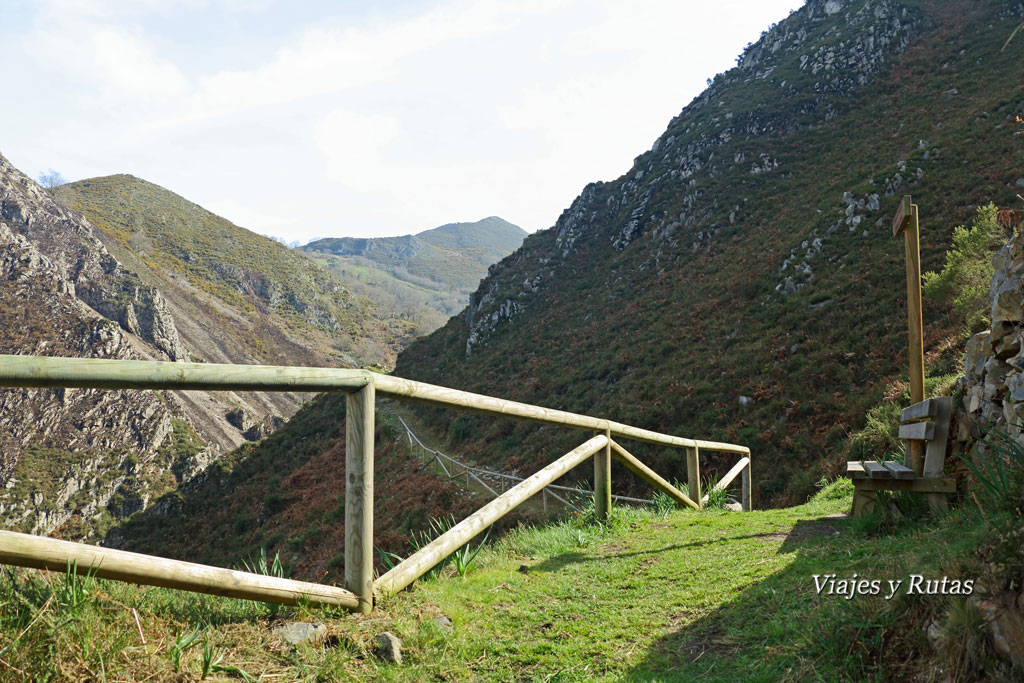 Uno de los bancos de la Ruta del Chorrón, Asturias