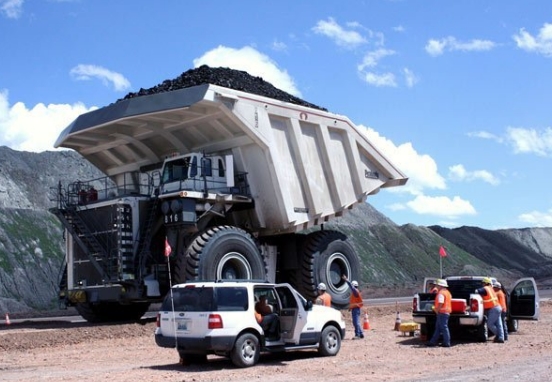 gambar truk terbesar di dunia-hitam putih