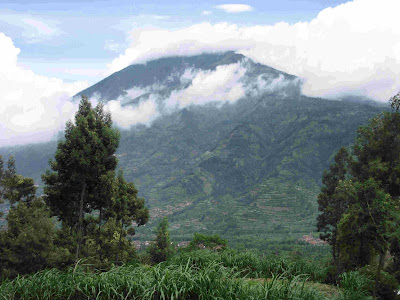 Vista del monte Merbabu desde el monte Merapi, cerca de Surakarta