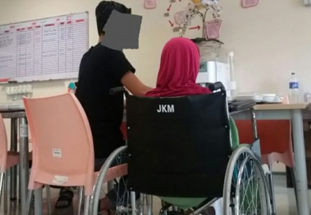 "Mak ok tak? Mak nak lagi?" - Layanan Lembut Lelaki Ini Pada Ibunya Buat Netizen Menitis Air Mata.... "Mak ok tak? Mak nak lagi?" - Layanan Lembut Lelaki Ini Pada Ibunya Buat Netizen Menitis Air Mata....
