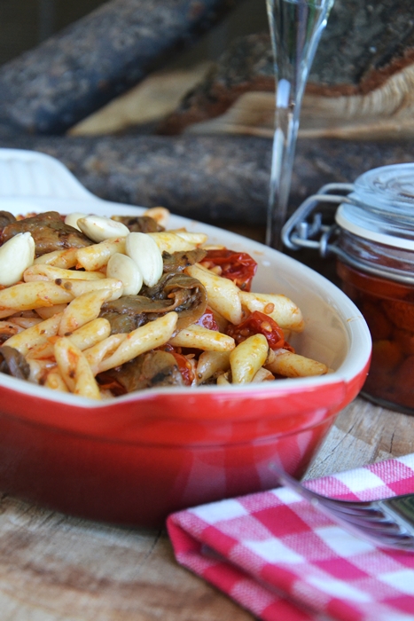 strozzapreti datterini e melanzane con mandorle