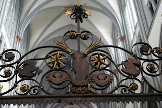 Man sieht hier das schön verzierte Eingangstor zum Chor. In der Mitte prangert unter einer Darstellung von Maria und Jesus deine Jahreszahl - 1644