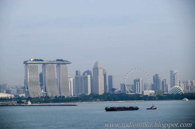 Blick auf das Marina Bay Sands Hotel und das Riesenrad Singapore Flyer