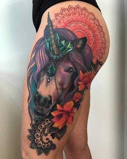 Gentil unicornio accessorized com diamantes