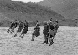 “CAMINO A LA ESCUELA” NIÑOS CRUZAN EL RÍO PARA IR A SU ESCUELA EN MODENA ITALIA (1959)