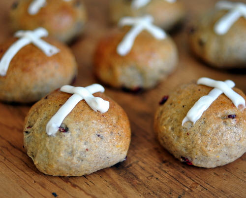 Hot Cross Buns, an Easter tradition ♥ KitchenParade.com