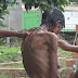 VIDEO - Infrahumano: Un boliviano obliga a su madre a alimentarse con comida de cerdos VIDEO - Infrahumano: Un boliviano obliga a su madre a alimentarse con comida de cerdos