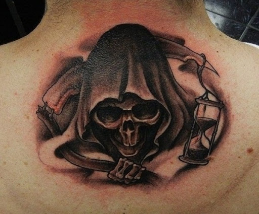 Grim Reaper tatuagem pelo pescoço. O reaper é mostrado em heads up enquanto crutching madeira foice e uma ampulheta por seu lado, contando o restante areias do tempo, até que uma alma é levado.