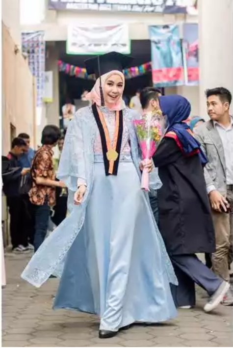 Kebaya Dress Hijab Anisa Rahma Kini Jadi Sorotan Dengan Tampil Beda Dari Yang Lain Saat Wisuda Studiofourb Com