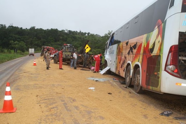 Grave acidente na BR 364 entre ônibus da Eucatur e carreta deixa uma vítima fatal e 11 feridos