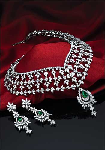 Emerald pendant set tanishq Clearance