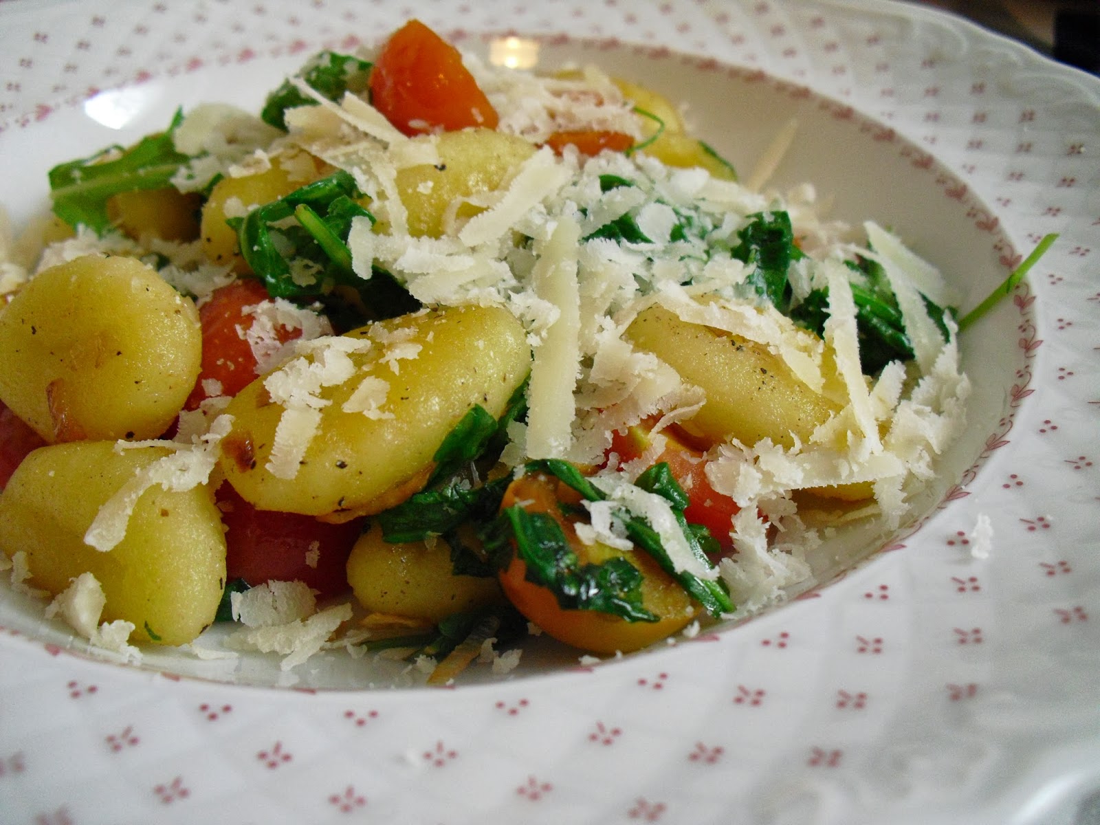 Gnocchi mit Rucola, Kirschtomaten und Parmesan