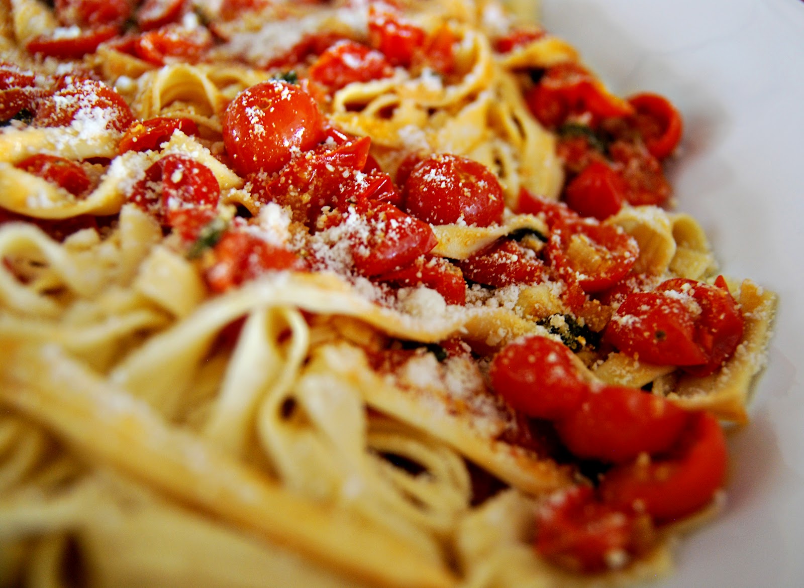 Спагетти с помидорами и сыром в духовке. Спагетти с вялеными помидорами. Паста с помидорами черри. Паста с черри и фетаксой. Макароны с фетаксой и помидорами.