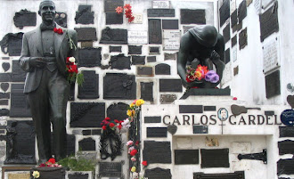 Espectacular Tumba de Carlos Gardel en el cementerio de La Chacarita en la ciudad de Buenos Aires