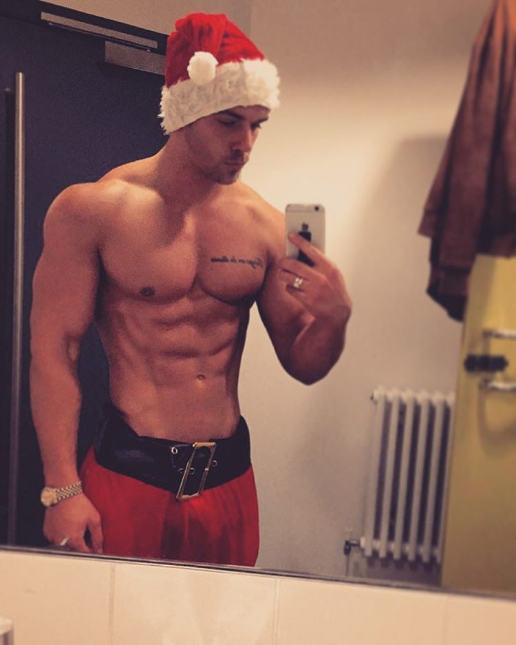 santa-joss-taking-sexy-shirtless-selfie.