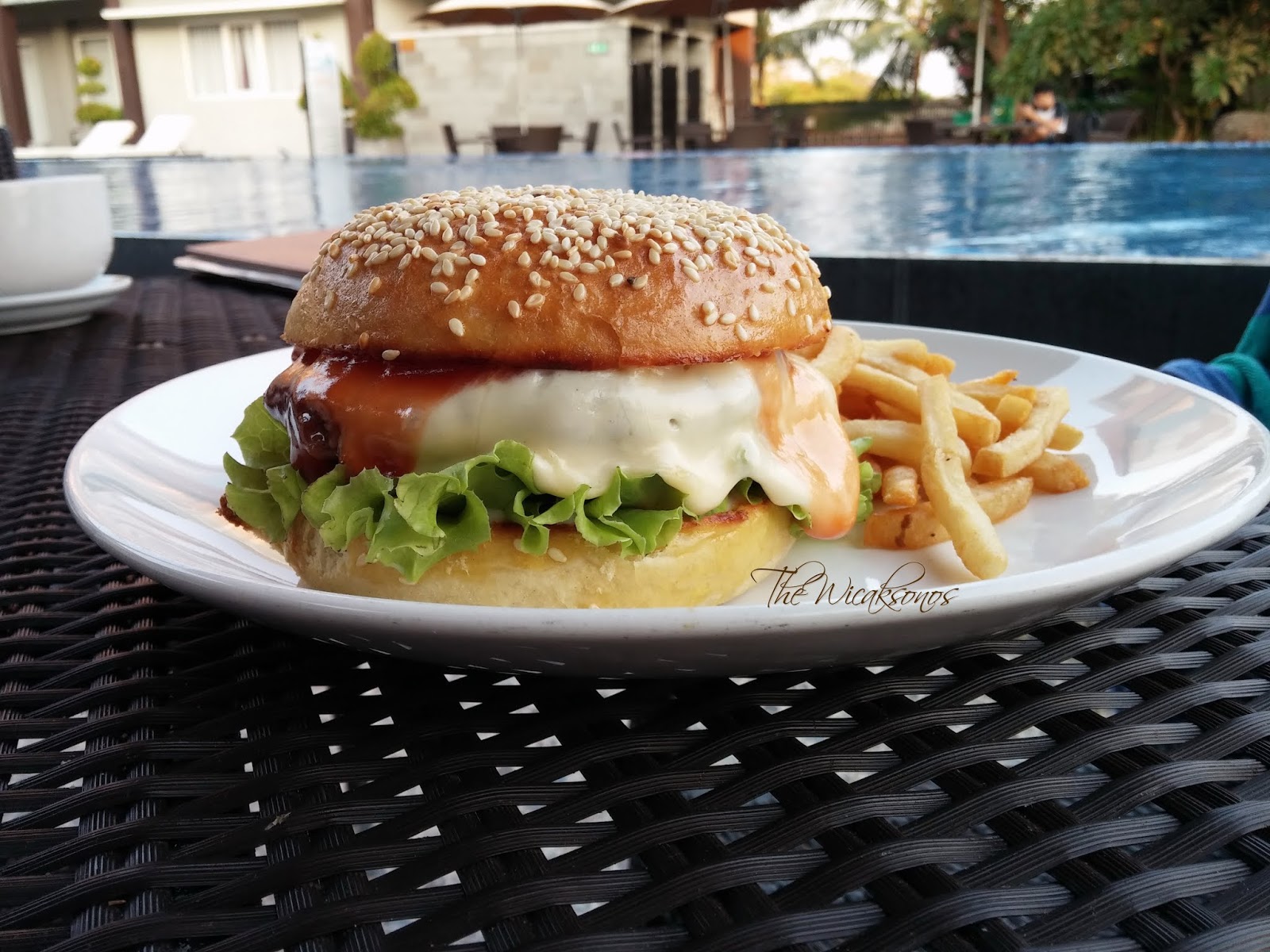 Burger Jadi Satu-satunya Menu Enak di d'Season Premiere Jepara