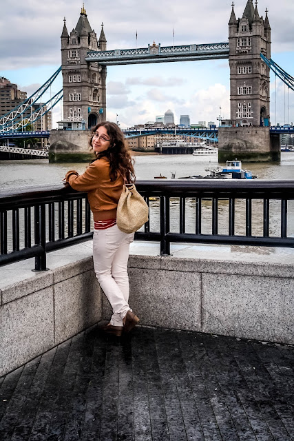 London Bridge como pano de fundo da foto da autora do My Travel Stories