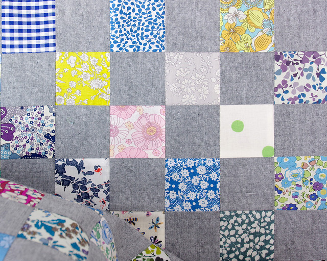 Chambray + Liberty of London Checkerboard Quilt | © Red Pepper Quilts 2018 #checkerboardquilt #patchworkquilt #traditionalquilt